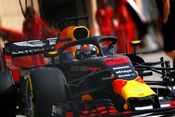 Daniel Ricciardo, Red Bull Racing RB14 Tag Heuer, leaves the pits