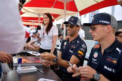 Daniel Ricciardo, Red Bull Racing et Max Verstappen, Red Bull Racing lors de la séance d'autographes