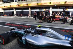 Valtteri Bottas, Mercedes-AMG F1 W09 EQ Power+ passes Daniel Ricciardo, Red Bull Racing RB14