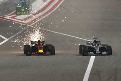 Max Verstappen, Red Bull Racing RB14 and Lewis Hamilton, Mercedes-AMG F1 W09 EQ Power+ en bataille