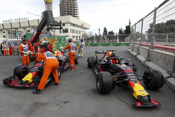 Red Bull Racing RB14 van Max Verstappen en Daniel Ricciardo na de crash