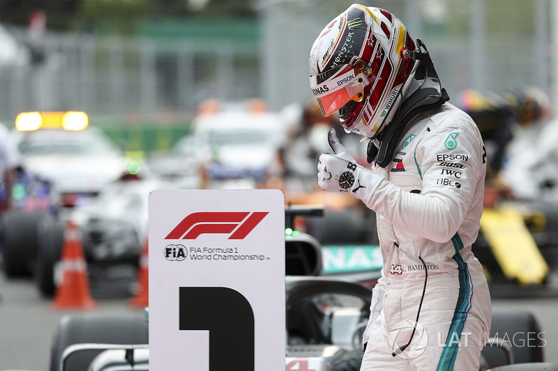 Le vainqueur Lewis Hamilton, Mercedes-AMG F1 fête sa victoire dans le Parc Fermé