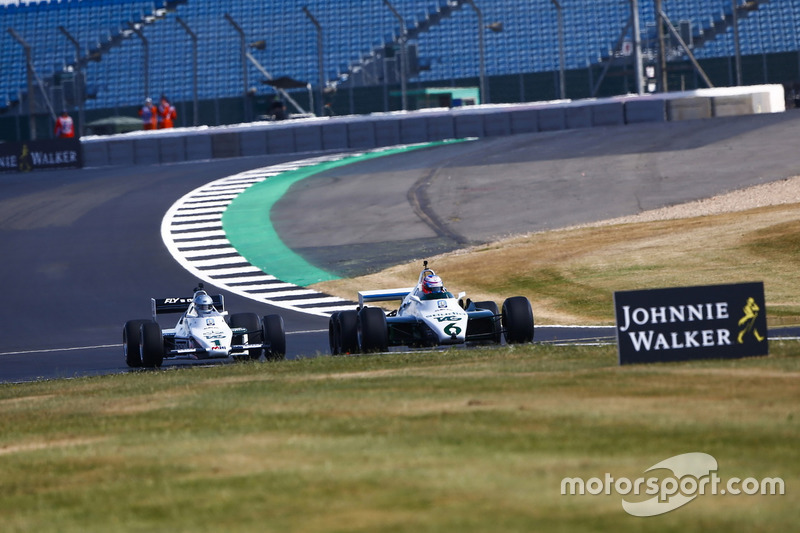 Jenson Button conduce un 1982 Williams FW08B, por delante de Guy Martin en un 1983 Williams FW08C