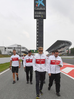 Marcus Ericsson, Sauber walks the track