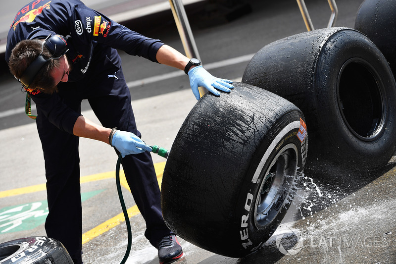 Mekanik Red Bull Racing mencuci ban Pirelli