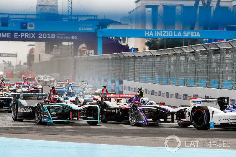 Felix Rosenqvist, Mahindra Racing, Sam Bird, DS Virgin Racing, Mitch Evans, Jaguar Racing, lead the 