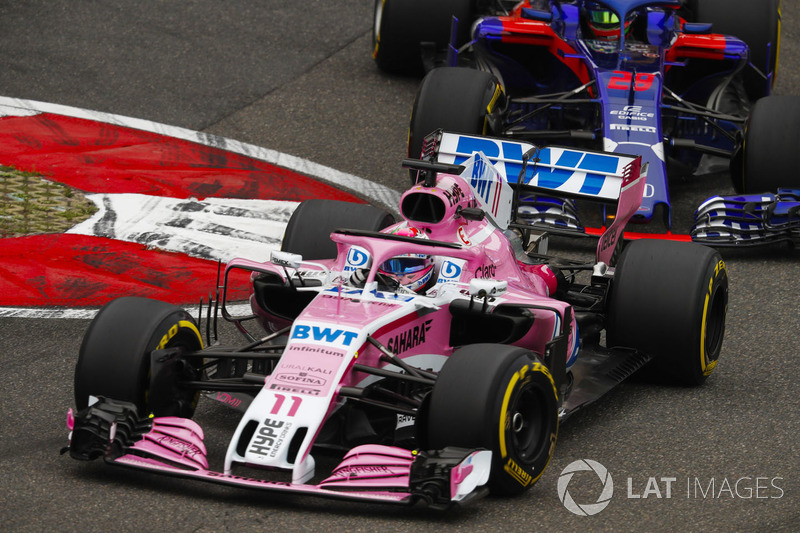 Sergio Perez, Force India VJM11, lidera a Brendon Hartley, Toro Rosso STR13 Honda