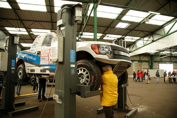Equipos se preparan en Le Havre para el largo viaje a Lima, Perú