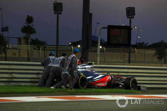 Oficiales empujan el coche deLewis Hamilton, McLaren MP4-27