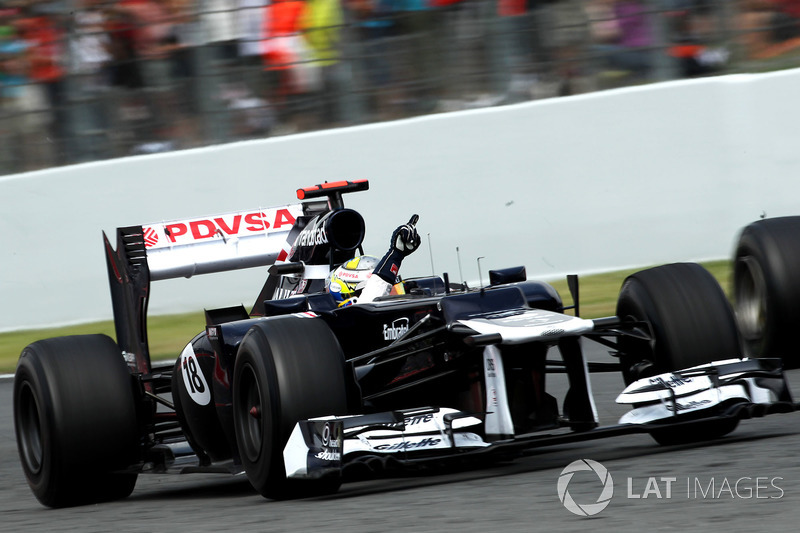 Race winner Pastor Maldonado, Williams FW34 celebrate