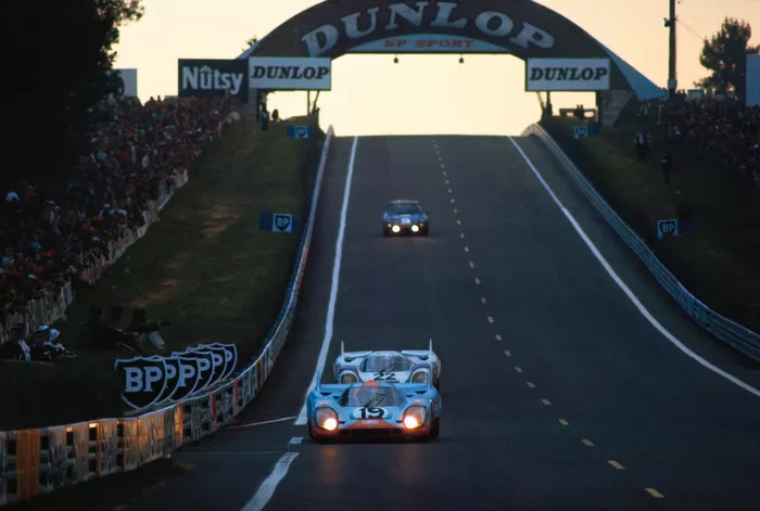 #19 JW Automotive Engineering, Porsche 917 K: Richard Attwood, Herbert Mueller, leads #22 Martini International Racing Team: Helmut Marko, Gijs van Lennep, Porsche 917 K