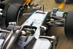 Lewis Hamilton, Mercedes AMG F1 W07 Hybrid dans les stands