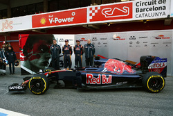 Технічний директор Scuderia Toro Rosso Джеймс Кі, Макс Ферстаппен, Карлос Сайнс-молодший і голова Sc