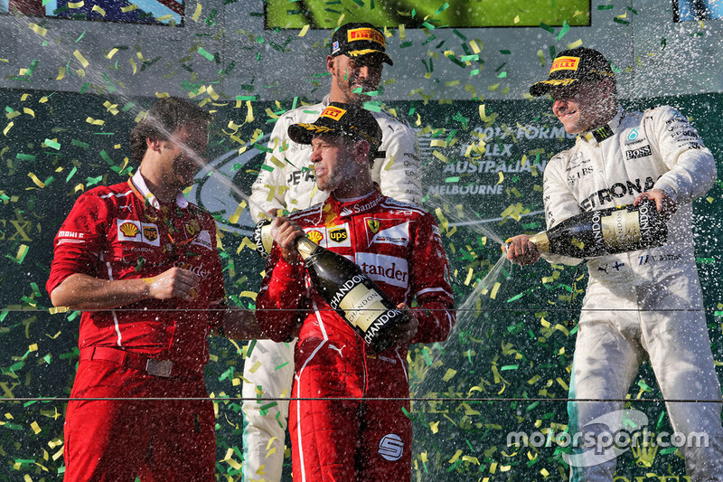 Подіум: переможець гонки Себастьян Феттель, Ferrari, другий призер Льюіс Хемілтон, Mercedes AMG F1, третій призер Валттері Боттас, Mercedes AMG F1