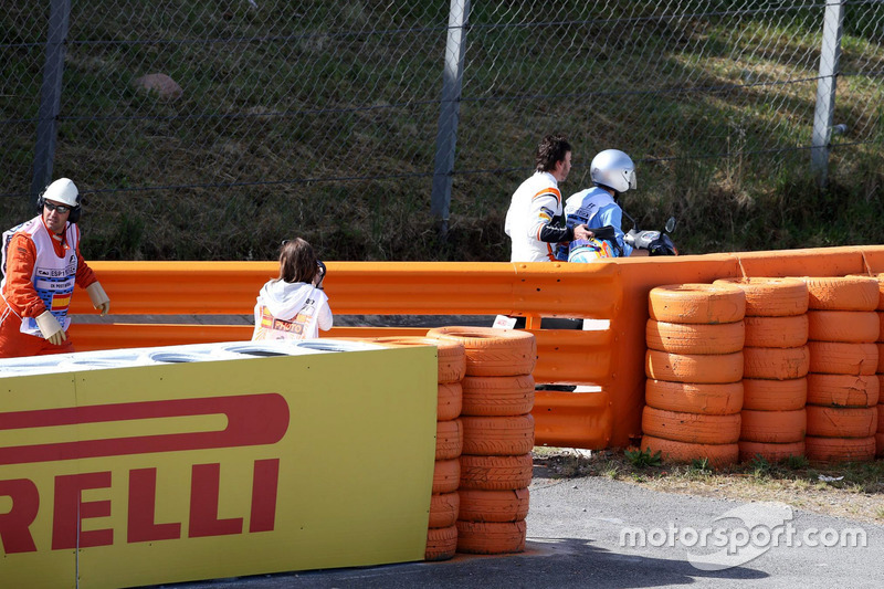 Fernando Alonso, McLaren MCL32 detenido en la pista en la FP1