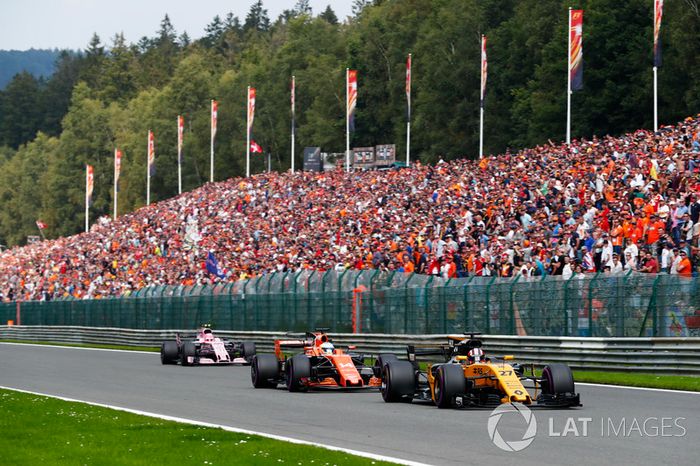 Nico Hulkenberg, Renault Sport F1 Team RS17, Fernando Alonso, McLaren MCL32, Esteban Ocon, Sahara Force India F1 VJM10