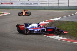 Carlos Sainz Jr., Scuderia Toro Rosso STR12, gira al inicio frente de Fernando Alonso, McLaren MCL32