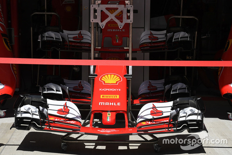 Detalle del alerón delantero y el morro del Ferrari SF70H