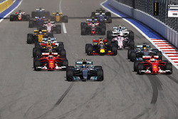 Valtteri Bottas, Mercedes AMG F1 W08; Sebastian Vettel, Ferrari SF70H; Kimi Räikkönen, Ferrari SF70H