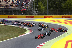 Départ : Sebastian Vettel, Ferrari SF70H, Lewis Hamilton, Mercedes AMG F1 W08, Valtteri Bottas, Mercedes AMG F1 W08, Max Verstappen, Red Bull Racing RB13, et le reste du peloton dans les premiers virages alors que Kimi Raikkonen, Ferrari SF70H, Max Verstappen, Red Bull Racing RB13, sont pris dans un accrochage
