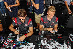 Romain Grosjean, Haas F1 Team et Kevin Magnussen, Haas F1 Team signent des autographes pour les fans