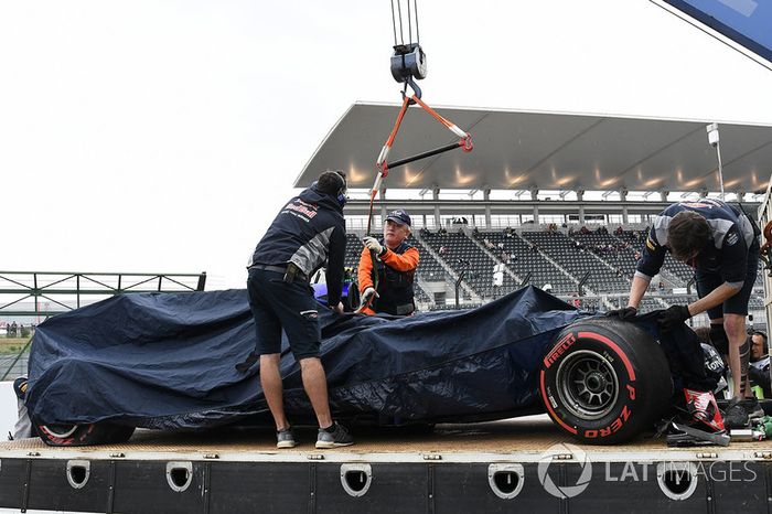 EL coche chocado de Carlos Sainz Jr., Scuderia Toro Rosso STR12 es removido