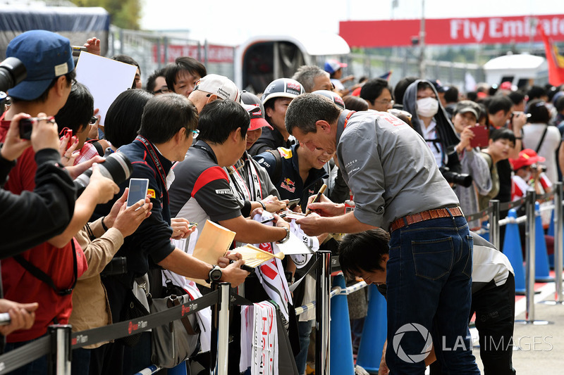 Guenther Steiner, Haas F1 Team Principal signs autographs for the fans