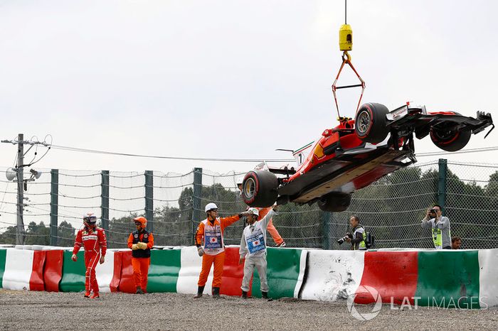 Oficiales sacan el auto de Kimi Raikkonen, Ferrari SF70H, después del choque.