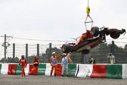Les commissaires dégagent la voiture de Kimi Raikkonen, Ferrari SF70H, après son crash