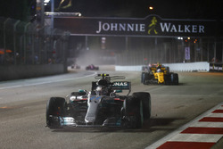 Valtteri Bottas, Mercedes AMG F1 W08, Jolyon Palmer, Renault Sport F1 Team RS17