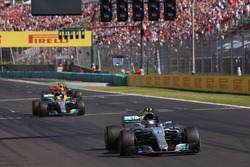 Valtteri Bottas, Mercedes AMG F1 W08, Lewis Hamilton, Mercedes AMG F1 W08 and Max Verstappen, Red Bull Racing RB13