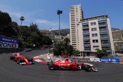 Старт гонки: Кими Райкконен и Себастьян Феттель, Ferrari SF70H, Валттери Боттас, Mercedes AMG F1 W08