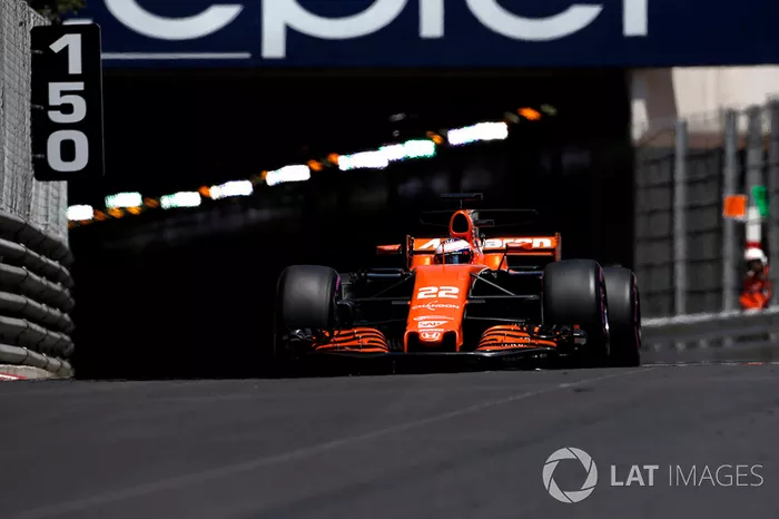 Jenson Button, que substitui Fernando Alonso em Mônaco, passou para o Q3, mas larga em último por ter sido punido pela troca de componentes da unidade de potência.