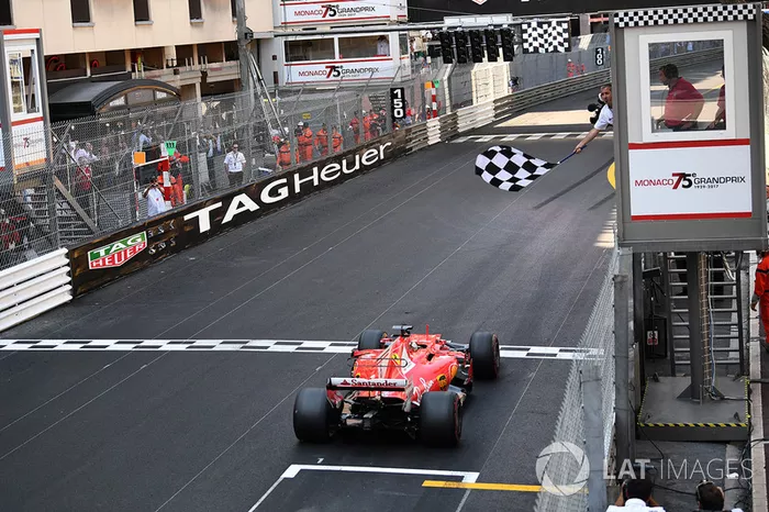 Il vincitore della gara Sebastian Vettel, Ferrari SF70-H