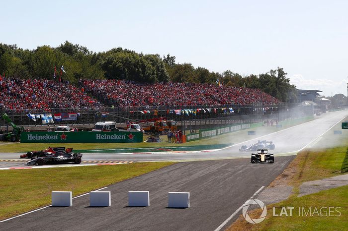 Fernando Alonso, McLaren MCL32, Romain Grosjean, Haas F1 Team VF-17, as Jolyon Palmer, Renault Sport F1 Team RS17