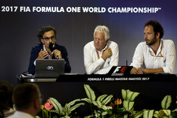 Заступник гоночного директора FIA Лоран Мекіс, гоночний директор FIA Чарлі Вайтінг, медіа-делегат FI