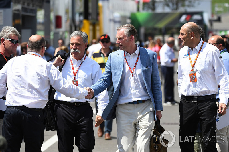 Chase Carey, Vorsitzender der F1-Gruppe, Bruno Michel, und Sean Bratches, Marketingchefs