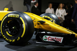 L'aileron avant de la Renault Sport F1 Team R.S.17 et un pneu Pirelli