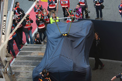 La Red Bull Racing RB13 de Daniel Ricciardo de retour aux stands