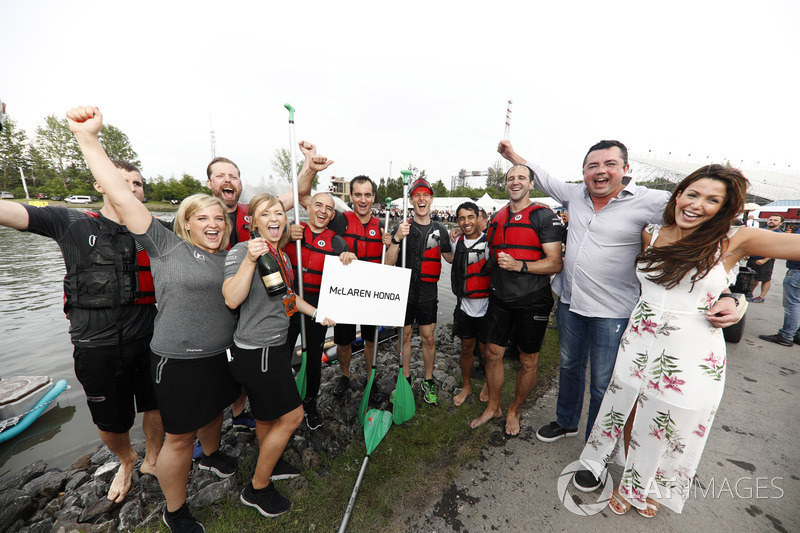 El equipo de balsa de McLaren celebra la victoria, Eric Boullier, Director de McLaren