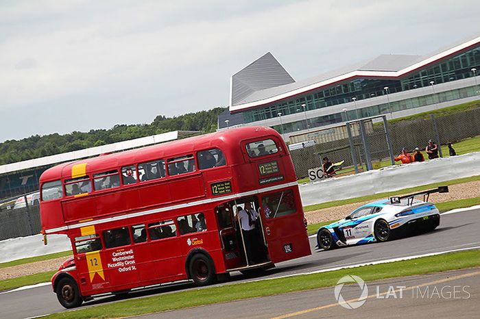 Un autobús Routemaster con invitados en pista durante la práctica