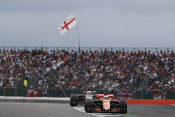 Fernando Alonso, McLaren MCL32, Kevin Magnussen, Haas F1 Team VF-17