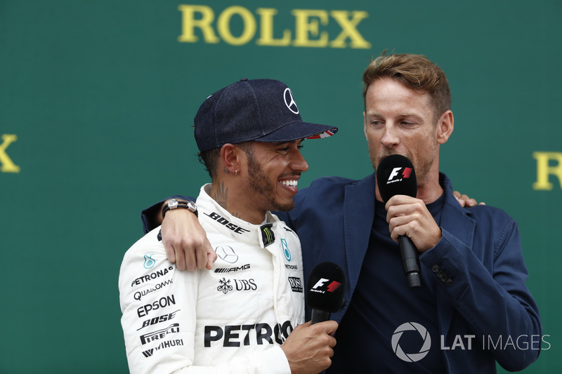 Ganador de la carrera Lewis Hamilton, Mercedes AMG F1, es entrevistado por Jenson Button, McLaren, e