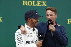 Winnaar Lewis Hamilton, Mercedes AMG F1 met Jenson Button, McLaren, op het podium