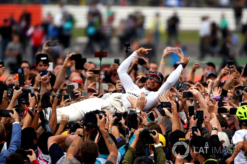 Race winner Lewis Hamilton, Mercedes AMG F1 celebrates with the fans