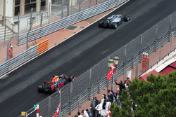 Льюис Хэмилтон, Mercedes AMG F1 W07 Hybrid едет впереди Даниэля Риккардо, Red Bull Racing RB12