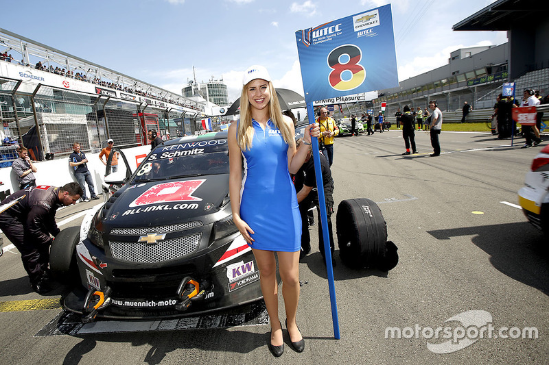 Grid girl of Sabine Schmitz, All-Inkl Motorsport, Chevrolet RML Cruze TC1