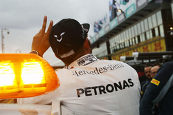 Обладатель поула - Льюис Хэмилтон, Mercedes AMG F1 Team празднует в закрытом парке