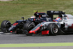 Romain Grosjean, Haas F1 Team en Jenson Button, McLaren Honda