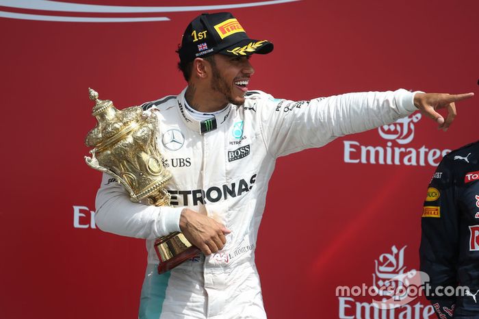 Ganador de la carrera Lewis Hamilton, híbrido de Mercedes AMG F1 W07 celebra